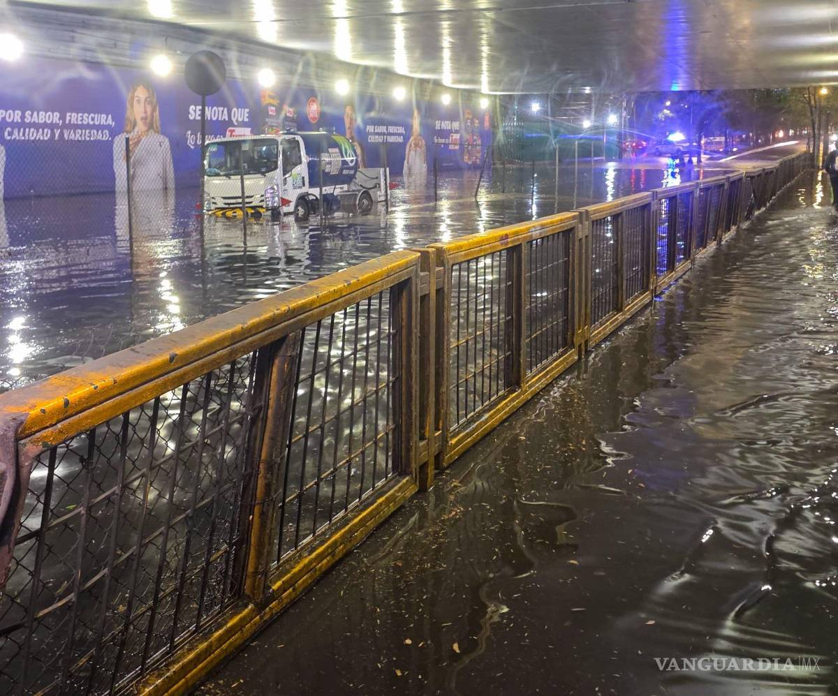 $!CIUDAD DE MÉXICO, 11 MAYO 2026. Intensas lluvias se presentaron al sur de la capital, dejando severas inundaciones en el Periférico a la altura de la Picacho Ajusco. Personal de protección civil y bomberos trabajaron desazolvando para bajar el nivel del agua