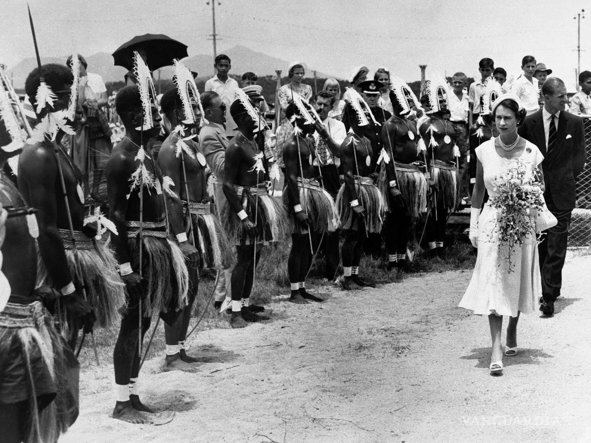 $!La reina Isabel II de Gran Bretaña y el príncipe Felipe en una ceremonia de bienvenida en el pueblo de Cairns, Australia, el 13 de marzo de 1954. AP
