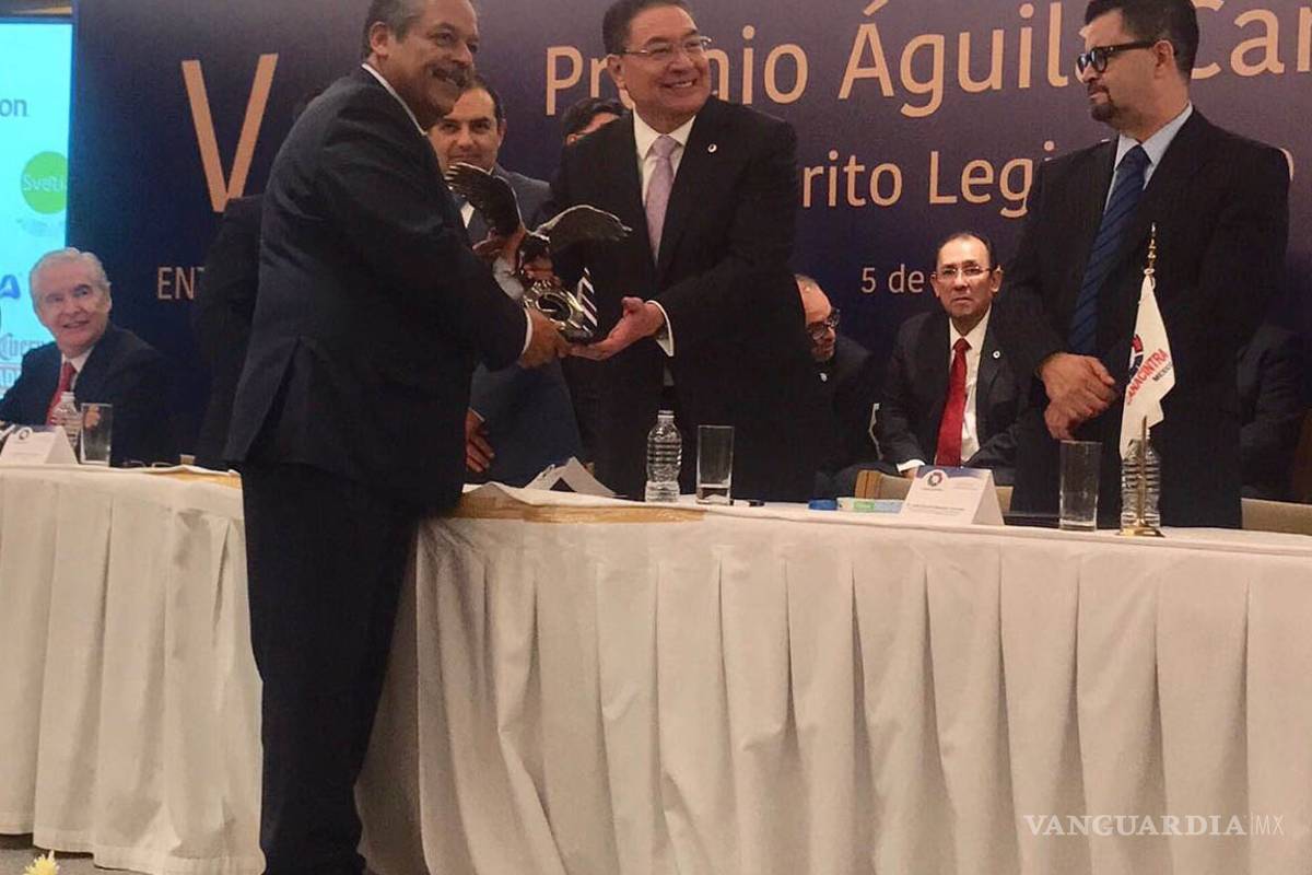 Ernesto Cordero preside entrega del 'Águila Canacintra'; legisladores coahuilenses son galardonados