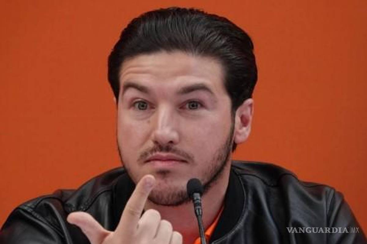 Samuel García favorece los negocios de sus amigos con su programa de uniformes y tenis escolares