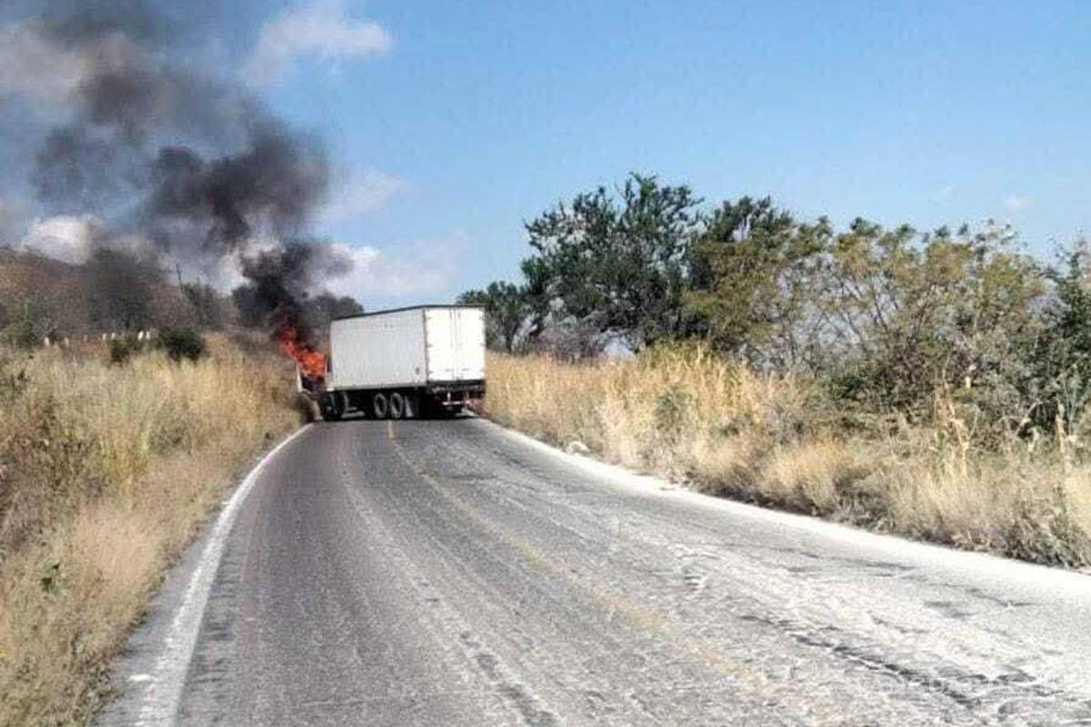 Balacera, autos incendiados y carreteras bloqueadas: operación contra objetivo criminal desata caos en Michoacán