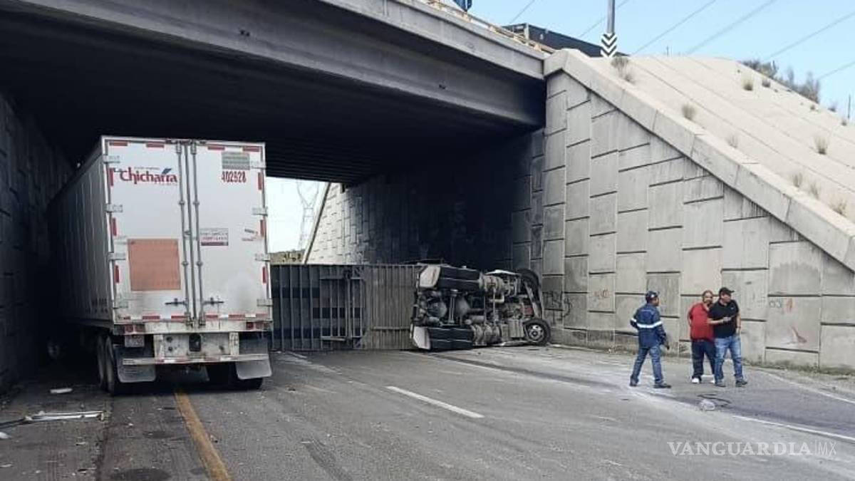 Volcadura provoca caos en la carretera Saltillo-Monterrey