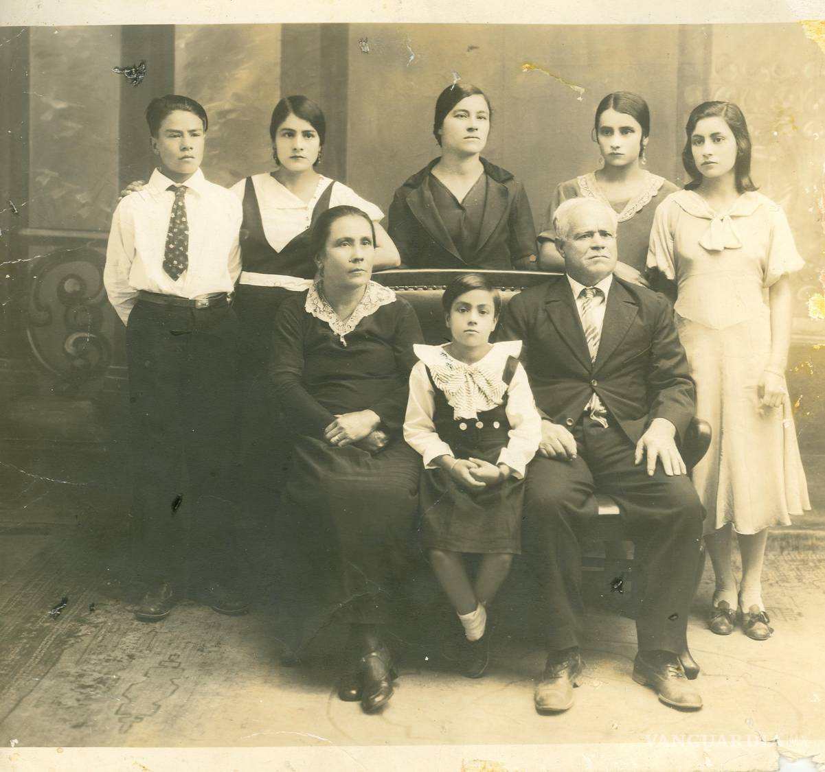 $!Foto de estudio de la familia de Ignacio Flor García y María Luisa Valdés Cantú, fechada el 22 de enero de 1924. De pie, de izquierda a derecha, aparecen Ignacio, Victoria, María Concepción, María Marcelina y María Asunción; sentados, María Luisa, María Soledad e Ignacio Flor García. Marcelina tenía entonces once años.