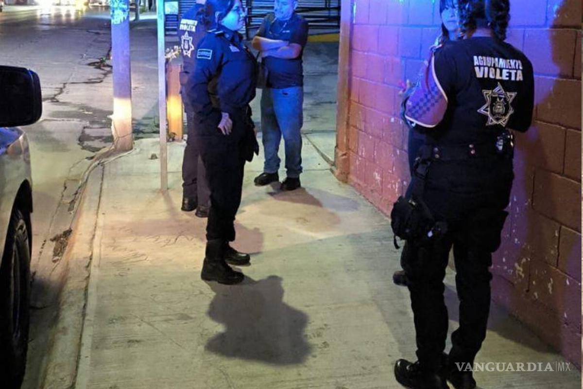 $!Elementos de la Policía Municipal realizan recorridos en paradas de transporte y colonias de Saltillo para brindar seguridad a quienes inician su jornada laboral desde tempranas horas.