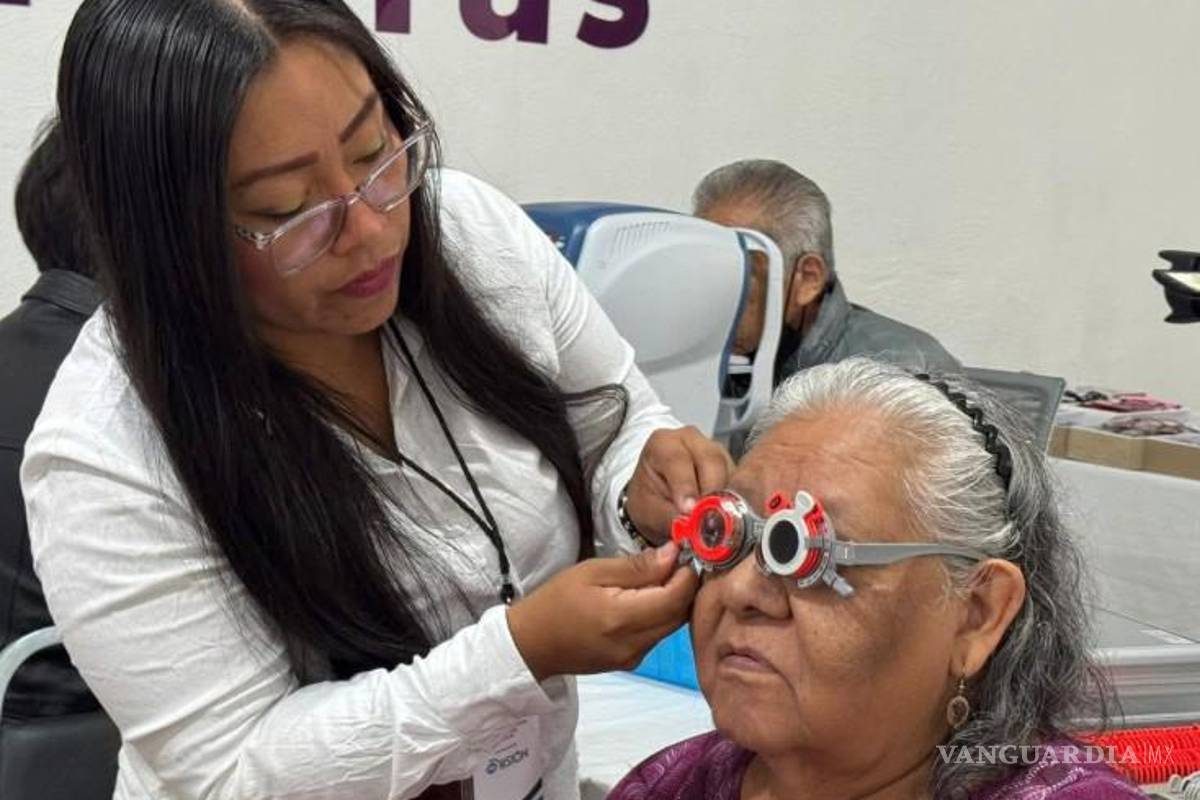 Entregan 225 lentes a personas en Parras, Coahuila