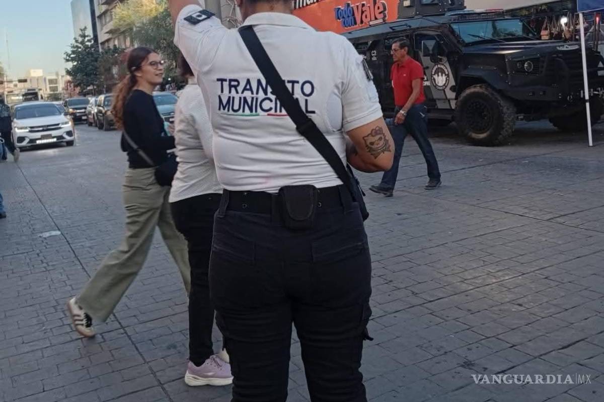 $!Elementos de Tránsito orientan a conductores en áreas de alta afluencia.