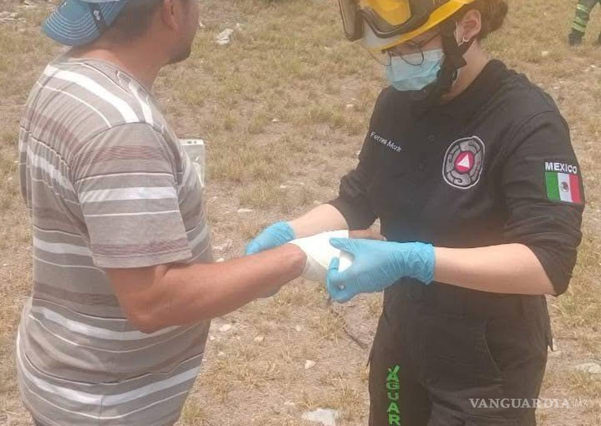 $!Personal de emergencias del Grupo Jaguares atendió a los ocupantes del vehículo familiar, quienes presentaban signos vitales estables.