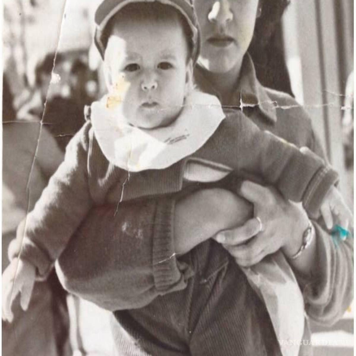 $!Felicidades a todos los niños les desea el autor, aquí con su adorada madre, doña Gloria.