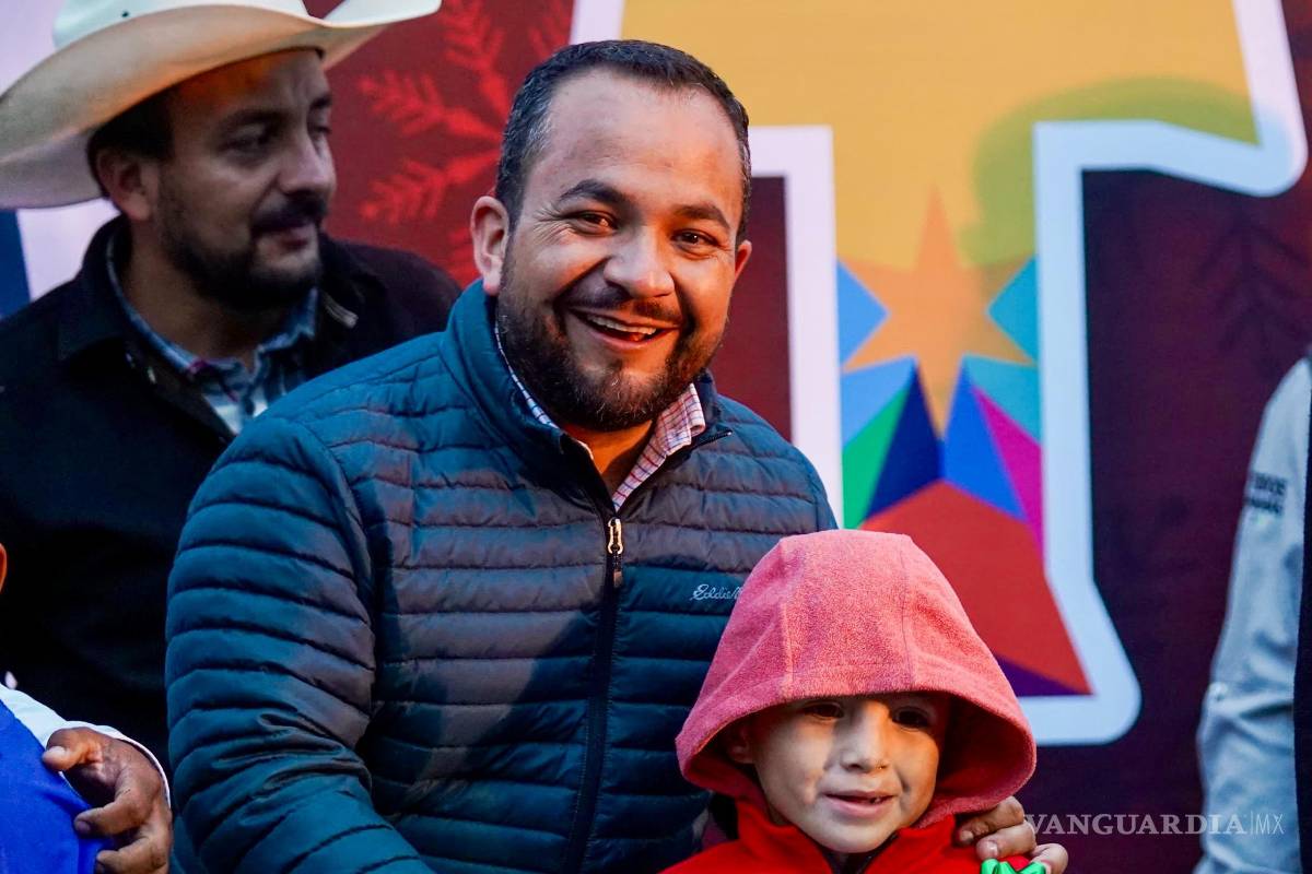 $!Familias del ejido Paredón disfrutaron del espectáculo cómico y participaron en la rifa de premios durante la primera posada navideña.