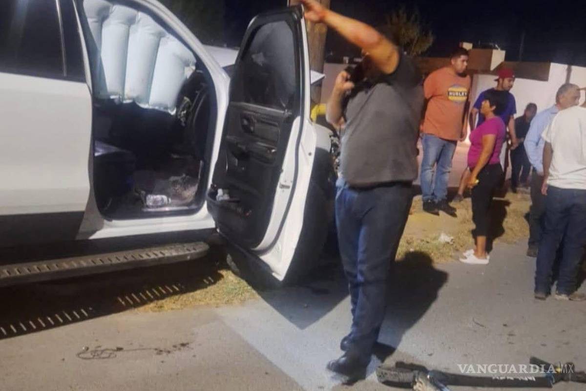 $!La camioneta involucrada, una Raptor de color blanco, terminó impactada contra un poste del camellón tras el accidente.