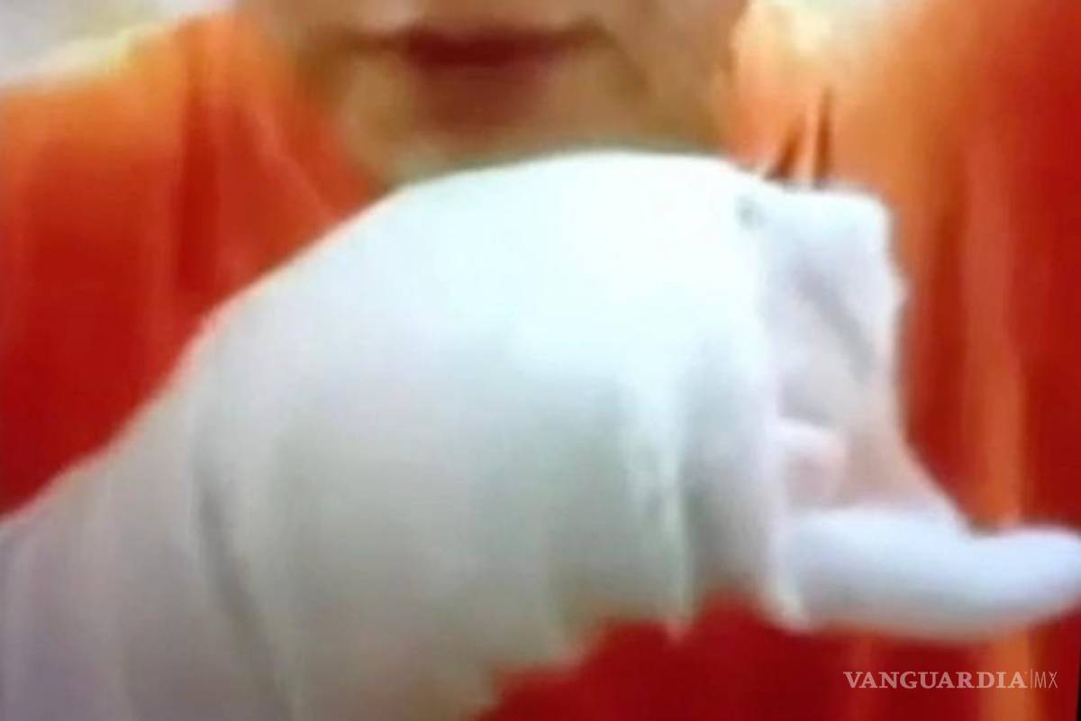 $!Juan Antonio Pineda muestra un yeso para su brazo mientras habla durante una entrevista desde el centro de detención de ICE en Florence, Arizona