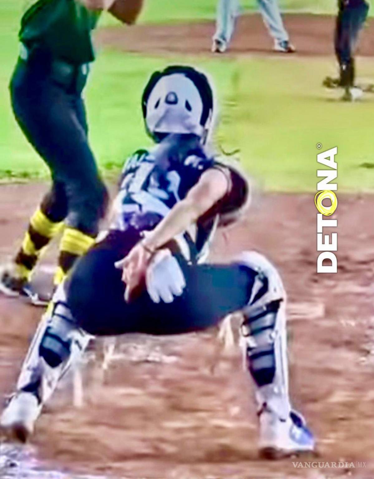 $!Aquí tienen su dedo, políticos, empresarios, activistas de pacotilla.