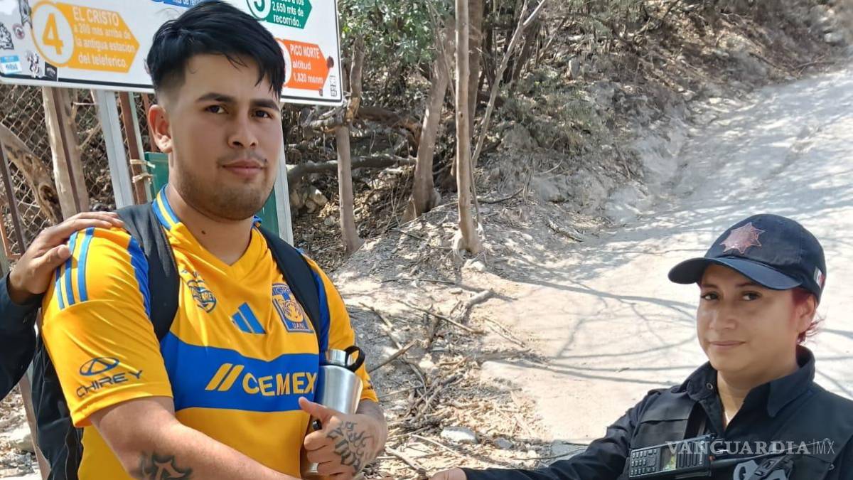 Policías honrados devuelven cartera extraviada a joven, en Nuevo León