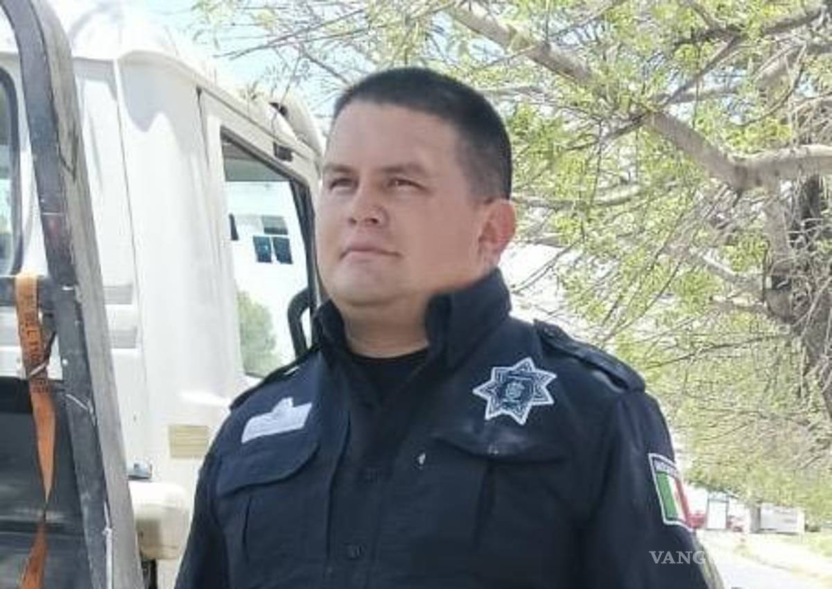 $!El oficial Isaac Venegas, de Auxilio Vial, participó en el rescate de la mujer, mostrando sensibilidad y profesionalismo al brindarle apoyo en un momento crítico.