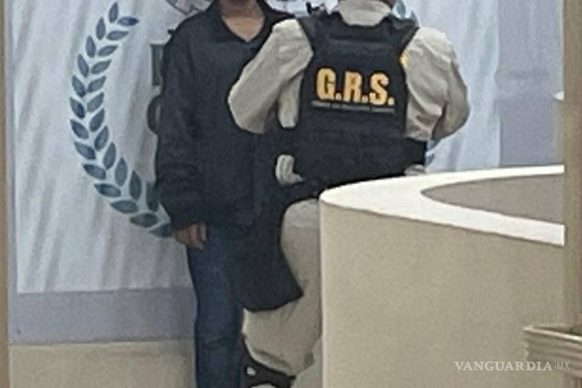 Escapa a exceso de velocidad, pero termina detenido por portar vehículo robado en Saltillo