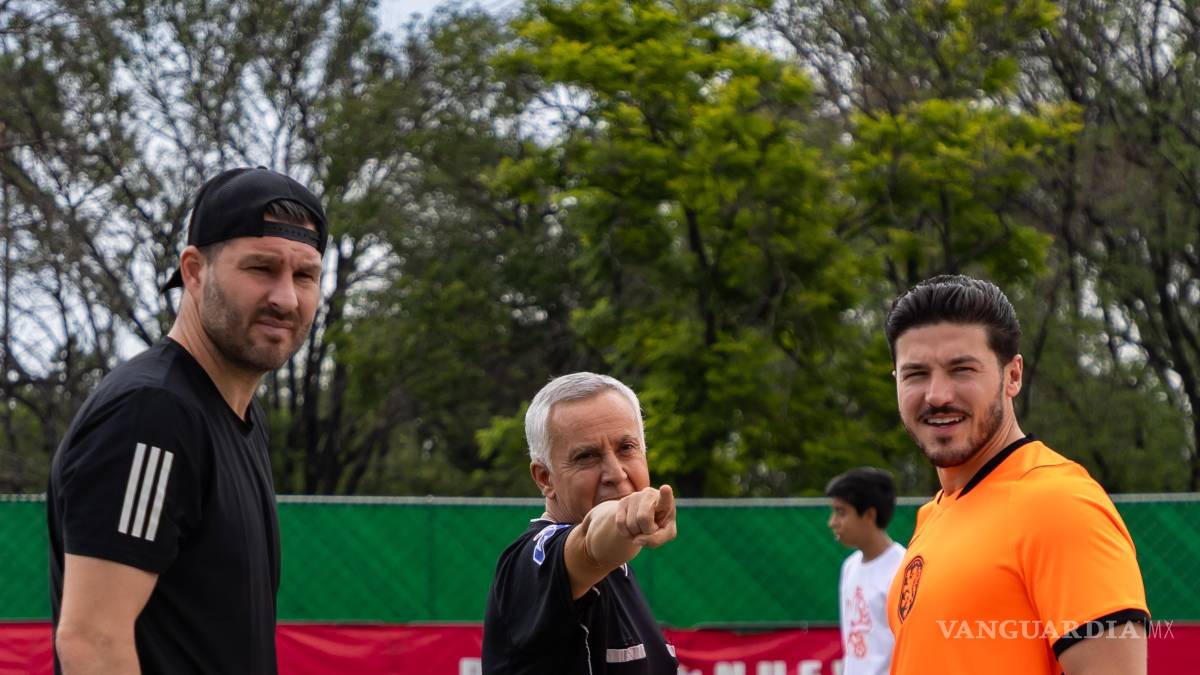 Samuel García juega cascarita con André-Pierre Gignac