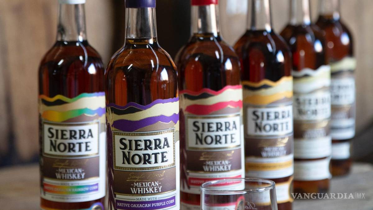 $!Botellas de whisky Sierra Norte en la destilería Sierra Norte en Oaxaca, México.
