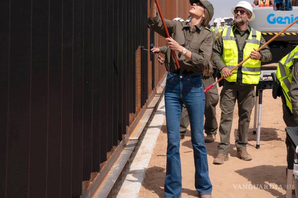 $!Pinta EU de negro muro en frontera con México para elevar calor