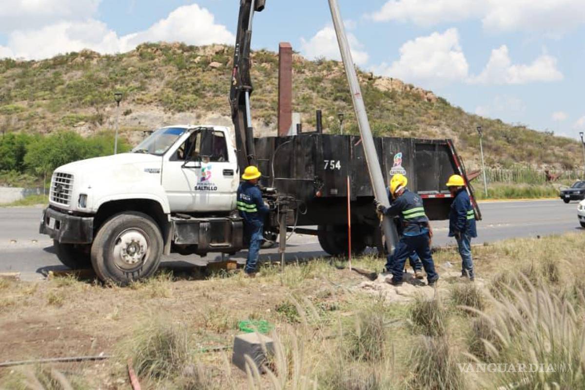 $!La instalación de nueva luminaria en la entrada norte de Saltillo contribuye a eliminar puntos oscuros y aumentar la seguridad en la ciudad.