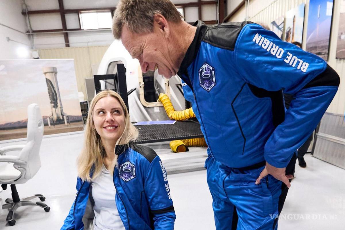 $!Michaela Benthaus habla con su compañero de tripulación Hans Koenigsmann, ejecutivo jubilado de SpaceX que ayudó a organizar y patrocinar su vuelo.
