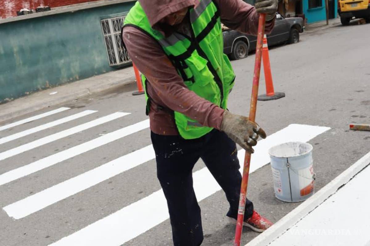 $!El programa “Colonias al 100” habilitó pasos peatonales en Valle de San Antonio, promoviendo mayor seguridad vial y facilitando el acceso al Centro Comunitario del sector.
