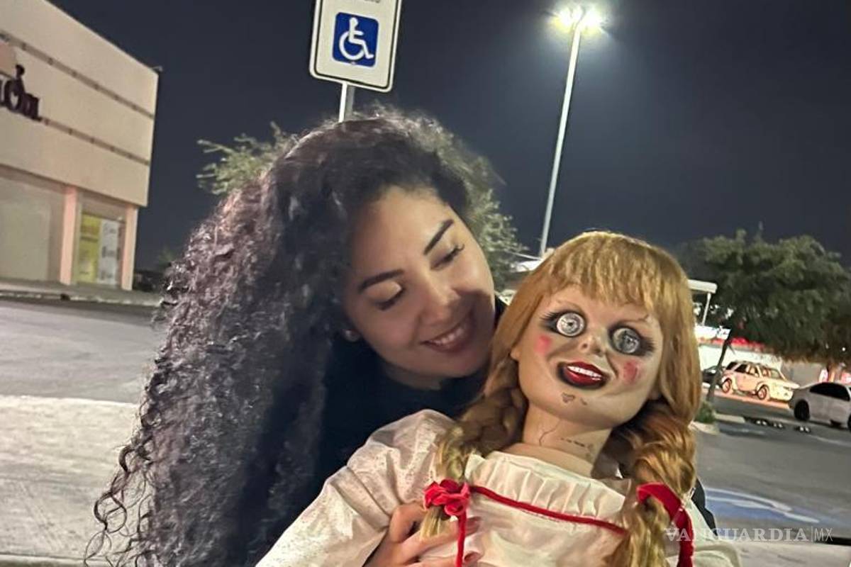 $!Krystel , fan de lo paranormal, compartió que compró su muñeca Annabelle por internet y calificó con 9 de 10 la más reciente entrega de El Conjuro.