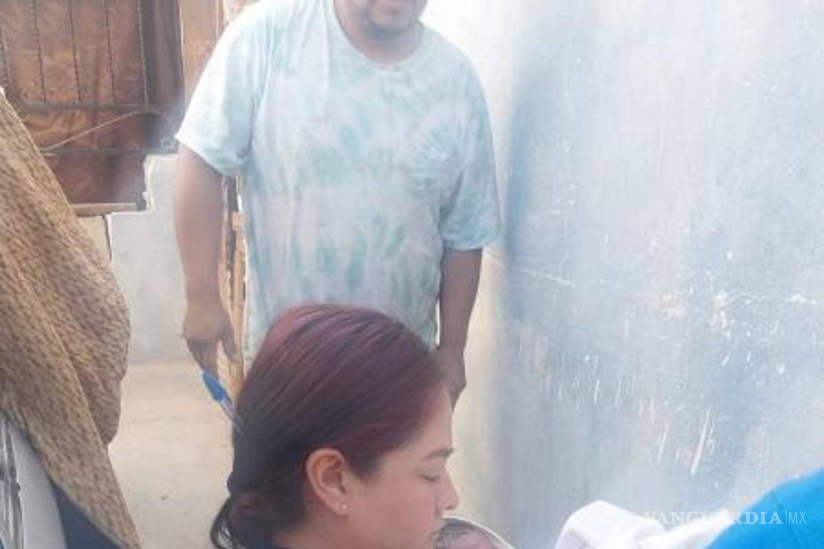 $!Los agentes permanecieron junto a la madre hasta que llegó el personal médico.