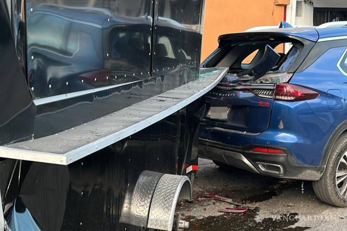 $!El vehículo señalado como responsable huyó tras provocar daños a un puesto de comida y a una camioneta.