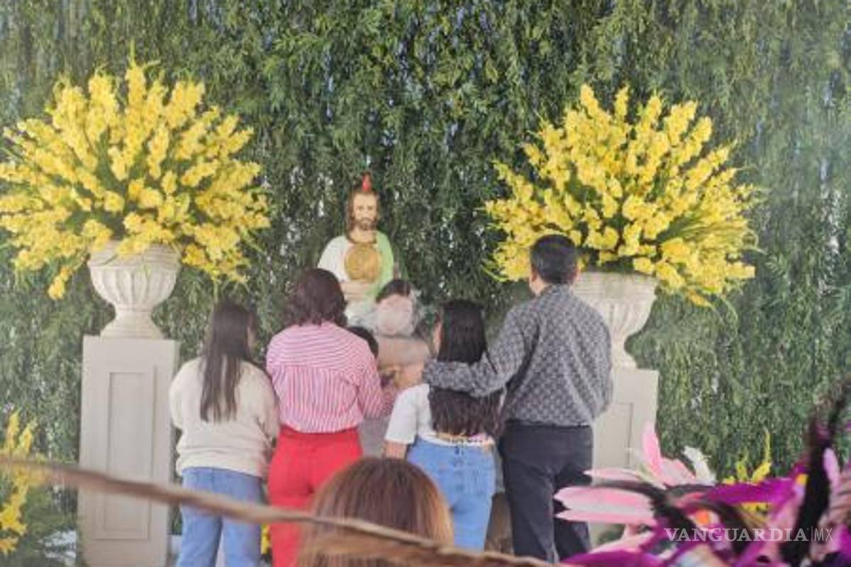 $!Ofrendas, flores y color adornaron la casa donde se realiza la reliquia.