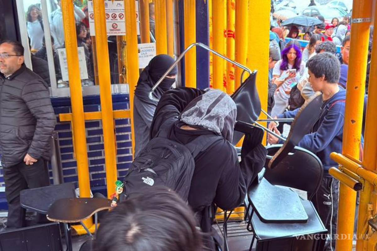 Jóvenes encapuchados tomaron instalaciones de la Prepa 8 de la UNAM; denuncian abuso de autoridad