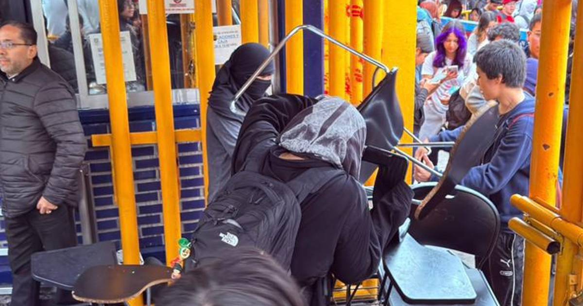 Jóvenes encapuchados tomaron instalaciones de la Prepa 8 de la UNAM; denuncian abuso de autoridad