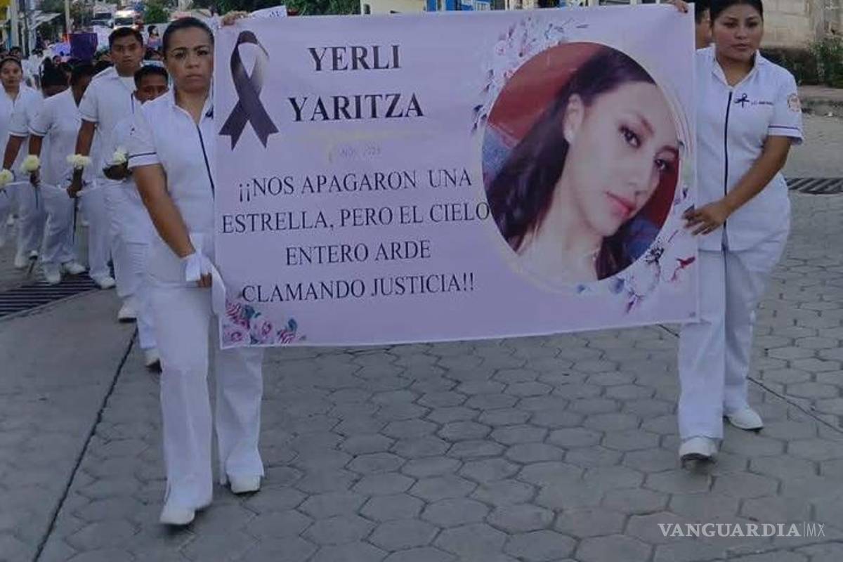 $!La comunidad estudiantil de la UBBJ y habitantes de Ocosingo colocaron veladoras, flores y mensajes en memoria de Yerli Yaritza, mientras exigen justicia y una investigación transparente por su feminicidio