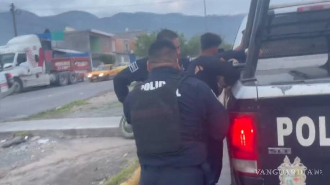 Atleta saltillense capta en video supuesto abuso policiaco contra joven en la colonia Mirasierra