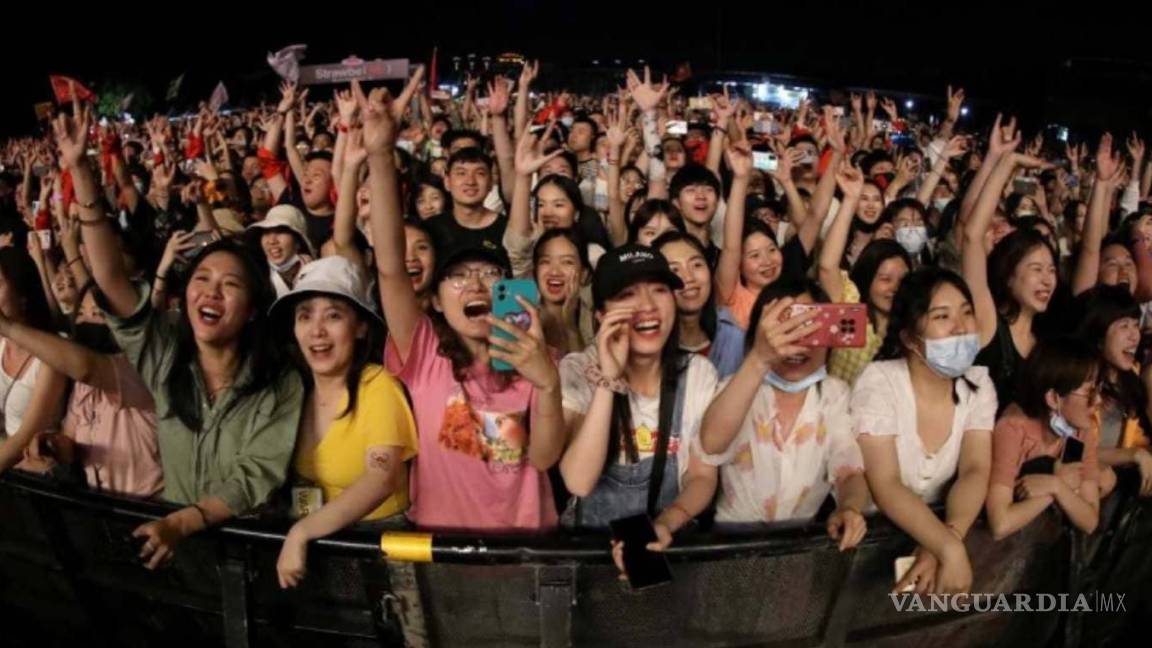Wuhan, China, se olvida del COVID y el cubrebocas y vive multitudinario concierto