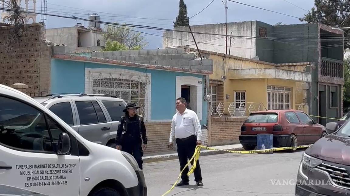 Hermano lo encuentra pendiendo sin vida en el pasillo de su casa, en el centro de Saltillo