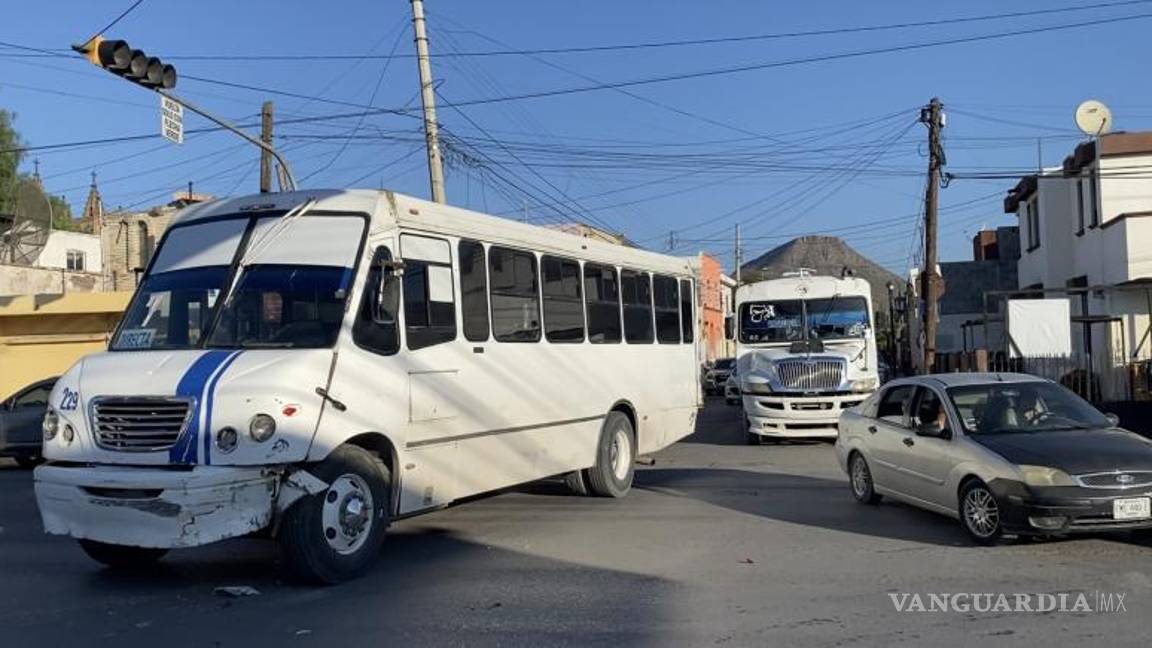 $!El camión de la ruta 7A Penal chocó contra el costado del Ford Fusion tras el paso en rojo.