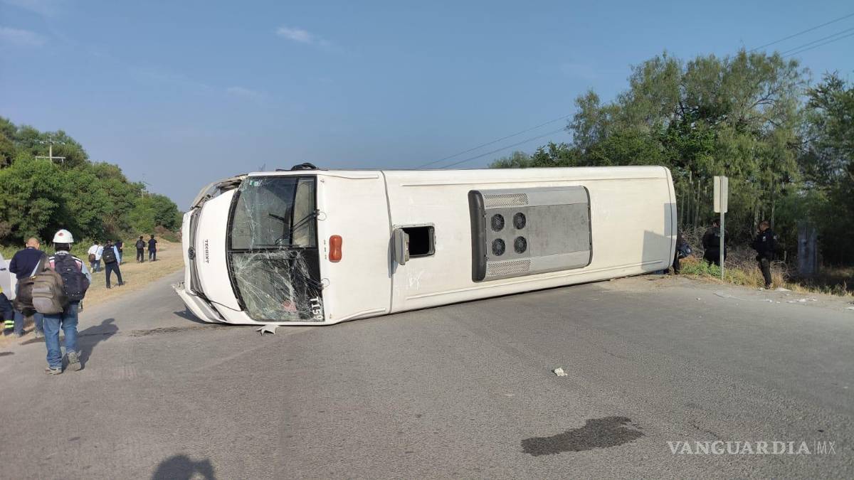 Choque entre auto particular y transporte de personal deja tres fallecidos y tres heridos, en NL