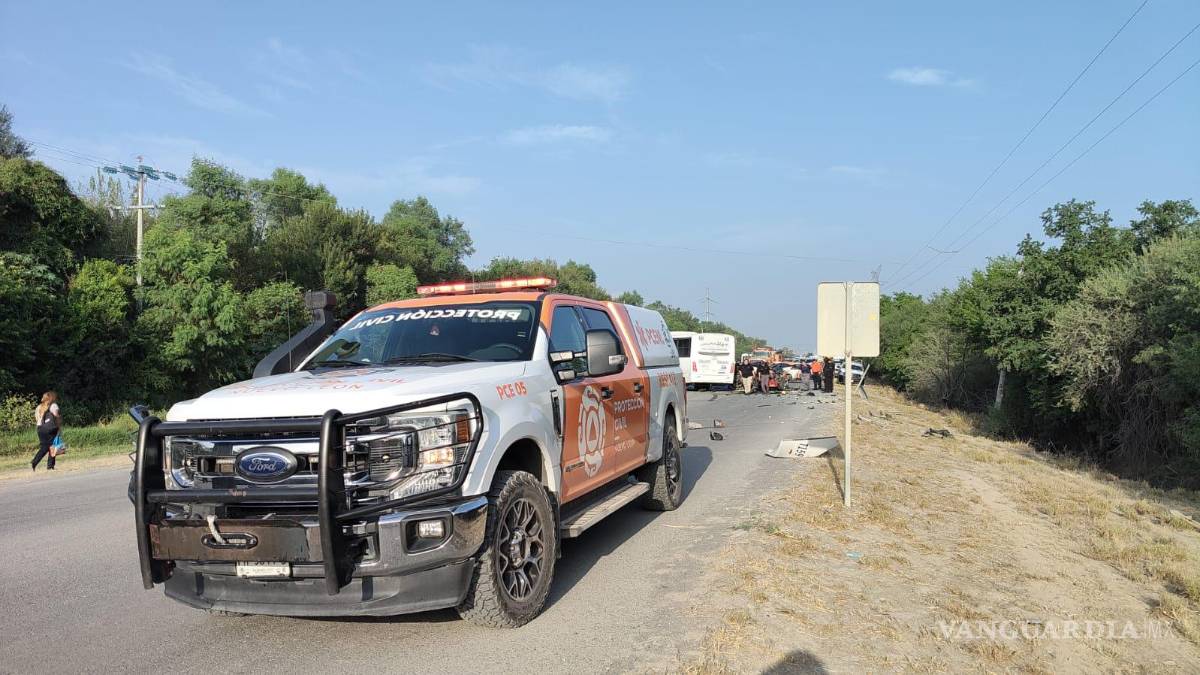 Choque entre auto particular y transporte de personal deja tres fallecidos y tres heridos, en NL