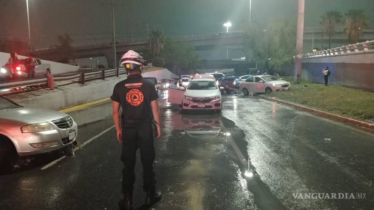 Encharcamientos, inundaciones y más de 40 autos varados por lluvias en Nuevo León