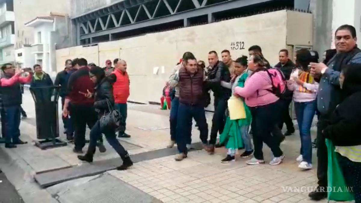 Desalojados con gas lacrimógeno a manifestantes saltillenses