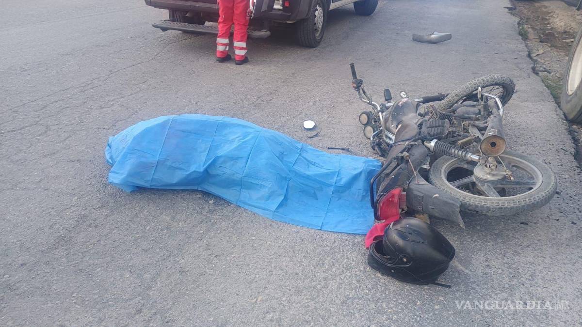Motociclista choca contra remolque y pierde la vida, en Saltillo