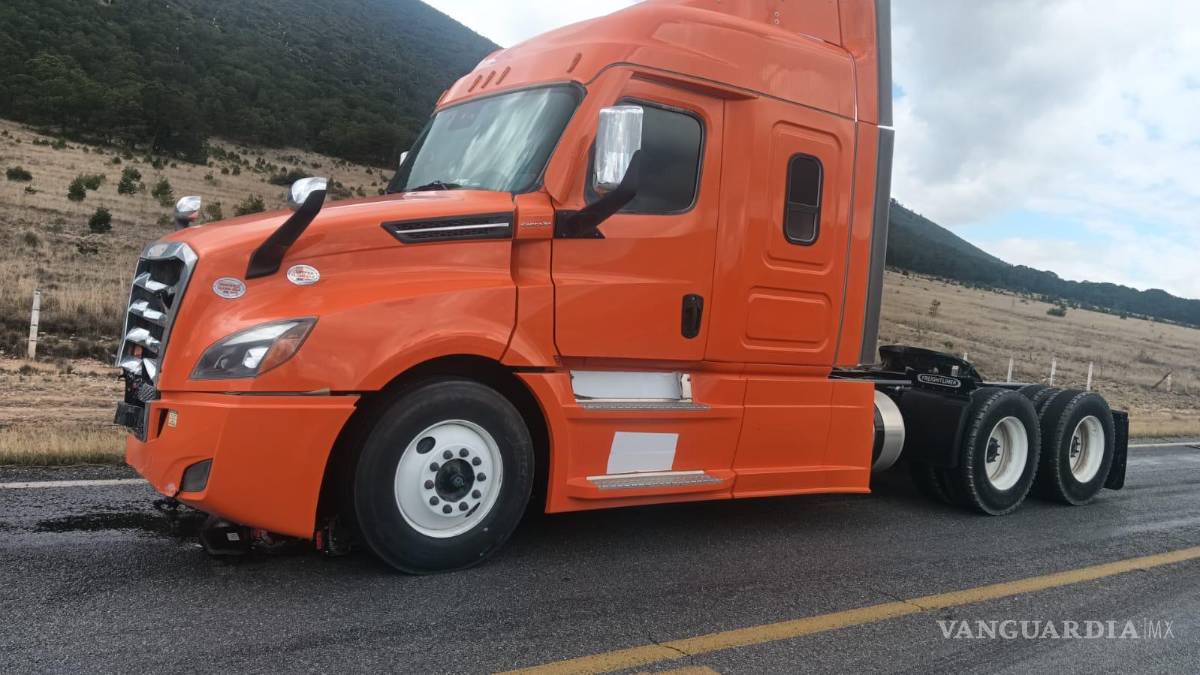 Fallece motociclista en choque frontal con un tractocamión, en Arteaga