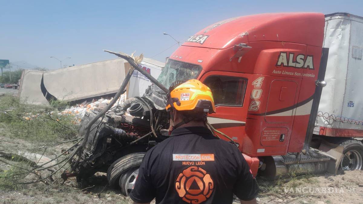 Tráiler sin frenos choca 4 vehículos y deja un fallecido en la Carretera Mty-Saltillo, en Nuevo León