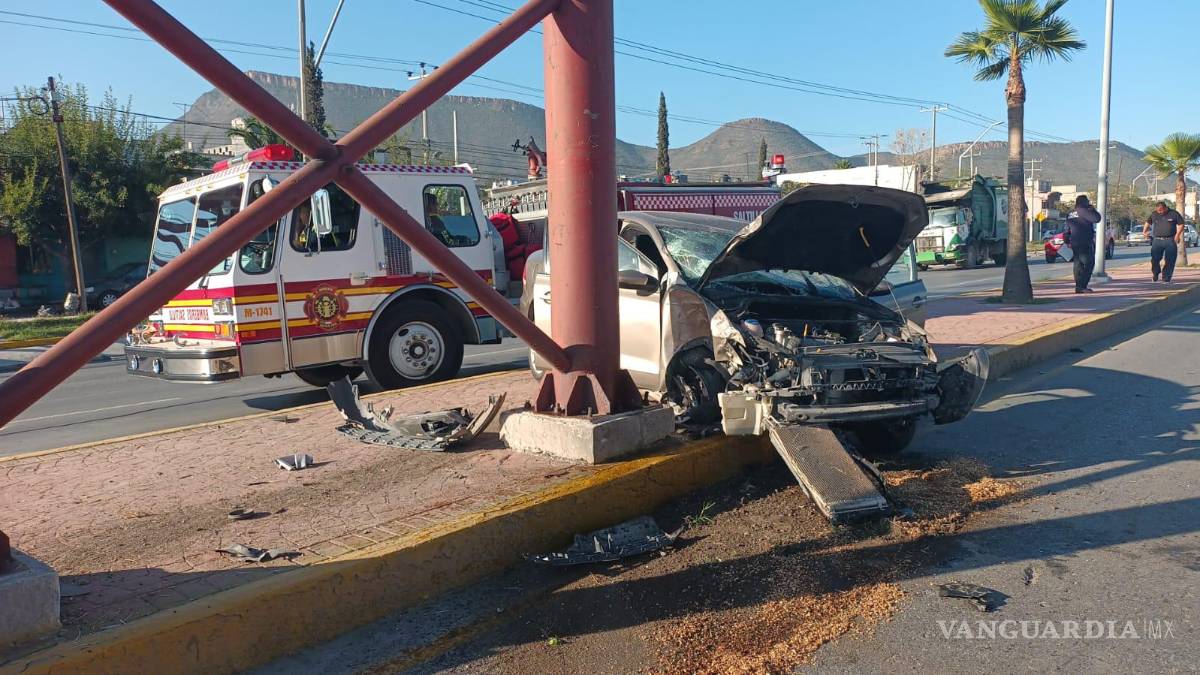 Por veloz choca con palmera y puente, en Saltillo; culpa a otro coche