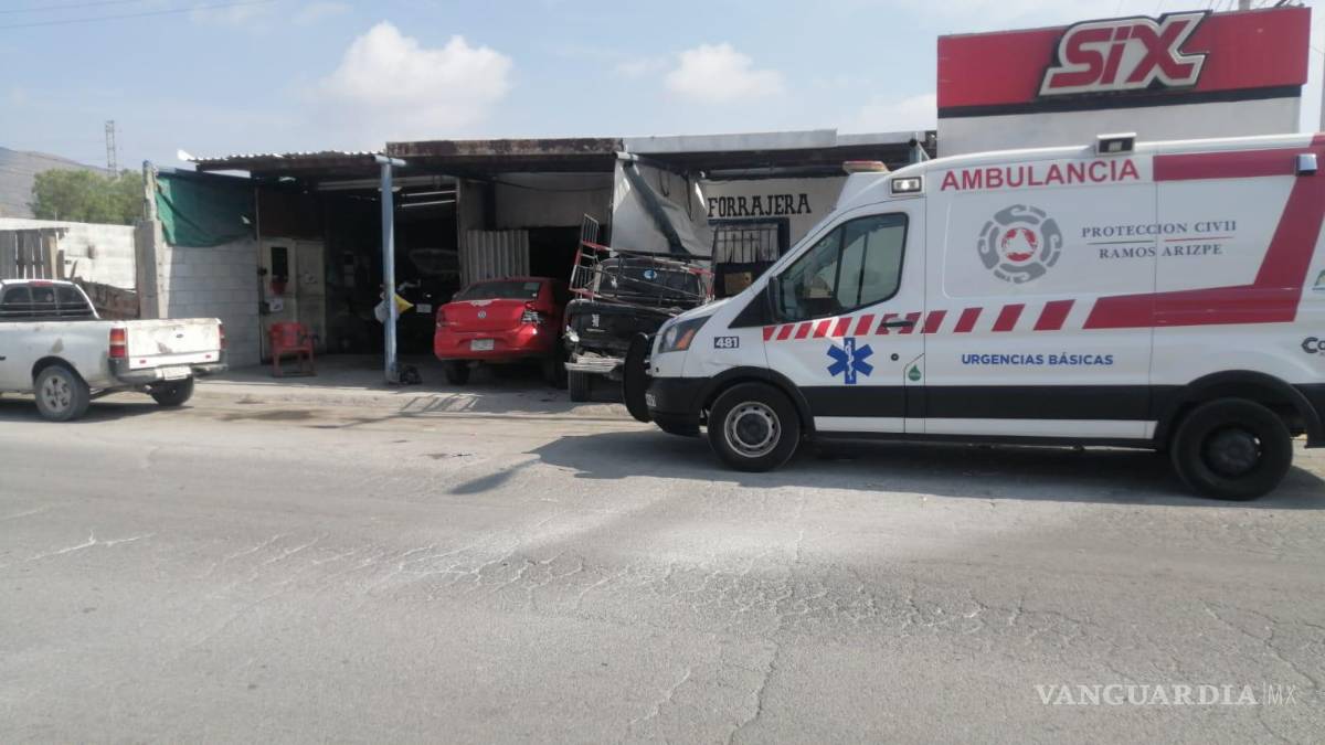 Jóvenes terminan contra negocios tras choque en Ramos Arizpe; se niegan a ser hospitalizados