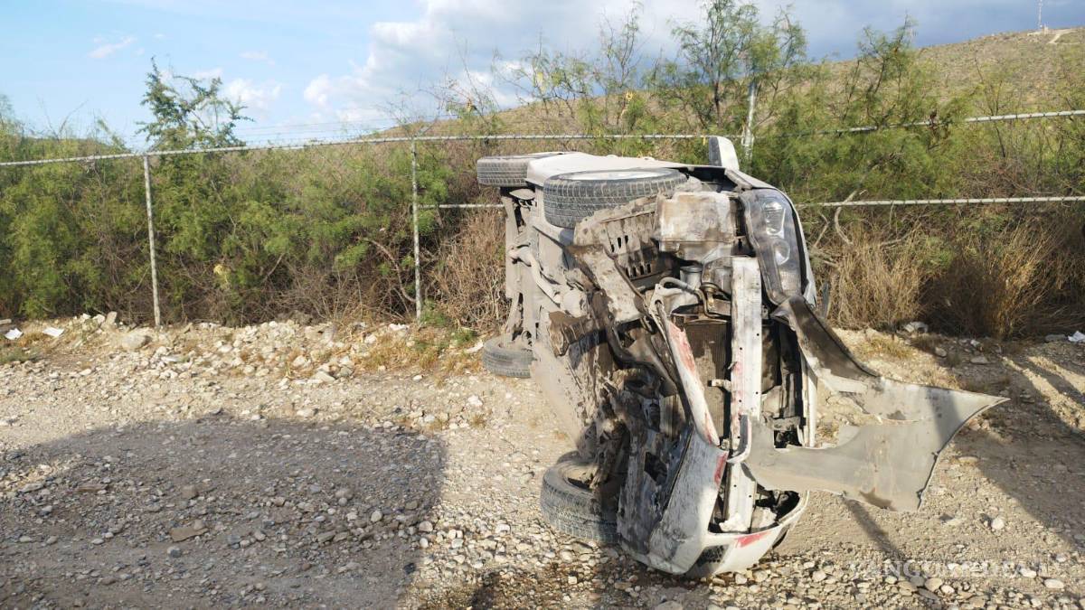 Conductora sale del trabajo y vuelca en bulevar de Ramos Arizpe