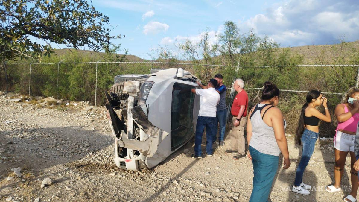 Conductora sale del trabajo y vuelca en bulevar de Ramos Arizpe