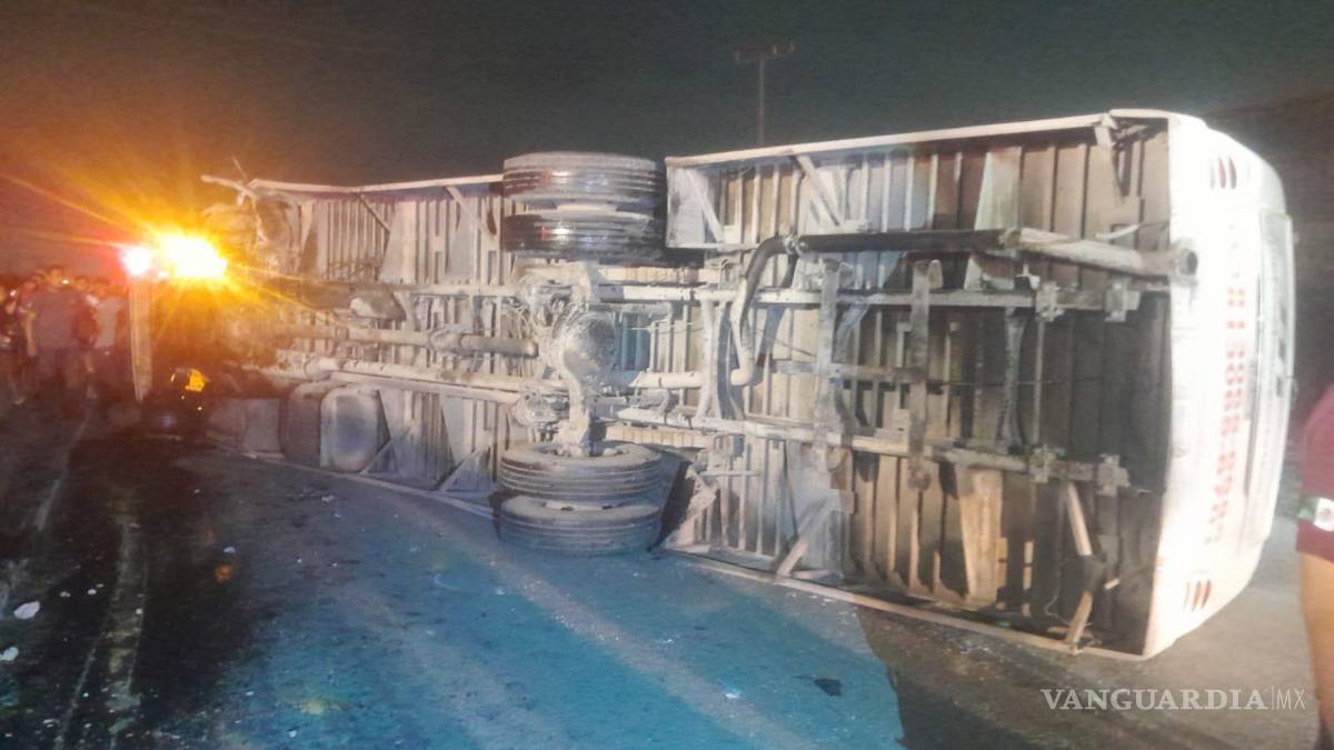 Volcadura de camión de personal deja 18 lesionados en Nuevo León