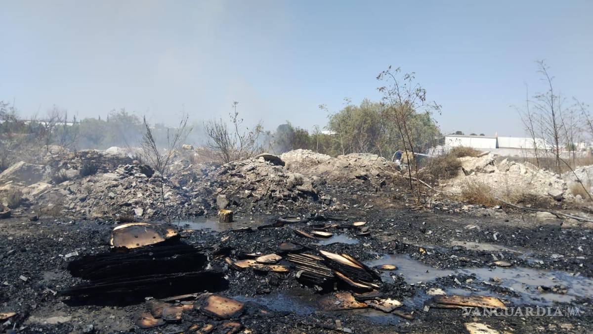 Incendio en terreno baldío consume vehículo abandonado en Ramos Arizpe