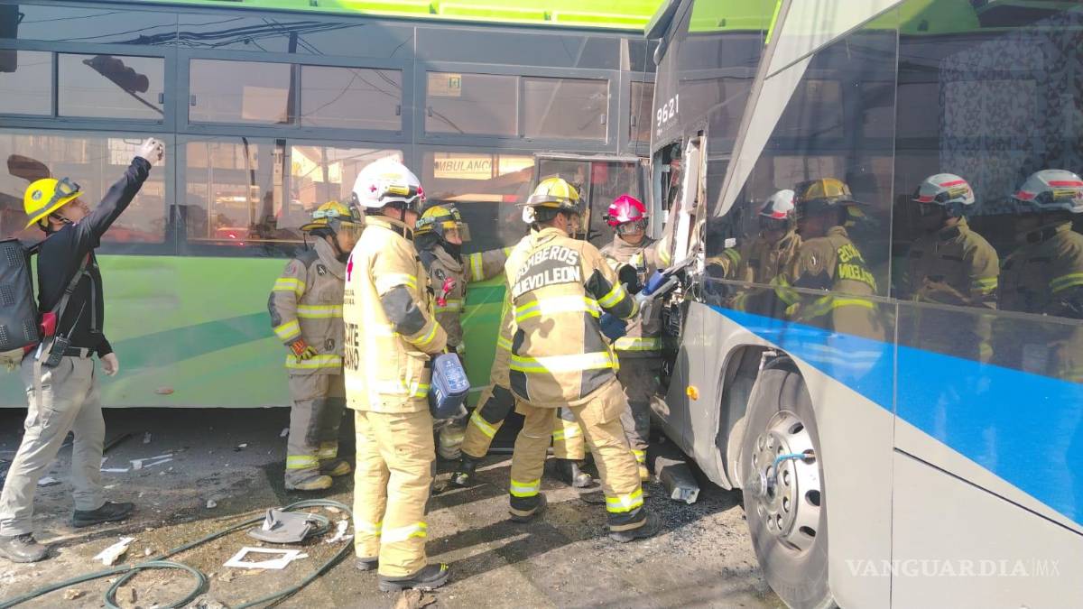 Aparatoso accidente vial entre un camión de pasajeros y un autobús en el centro de Monterrey